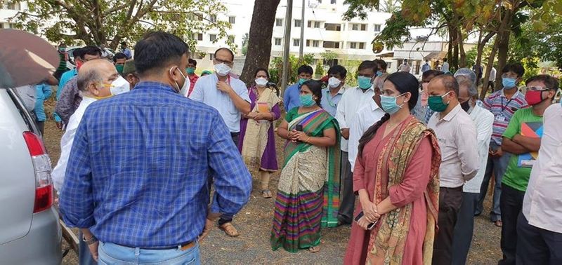 ಸರ್ಕಾರ ಹಾಗೂ ಜಿಲ್ಲಾಡಳಿತ ಯಾವುದೇ ಕ್ರಮಗಳನ್ನು ತೆಗೆದುಕೊಳ್ಳತಿಲ್ಲ ಎನ್ನುವ ಹಲವಾರು ಗೊಂದಲಗಳಿಂದ ಭಯಭೀತರಾಗಿದ್ದ ಗ್ರಾಮದ ಜನರಿಗೆ ಧೈರ್ಯ ತುಂಬಿದರು