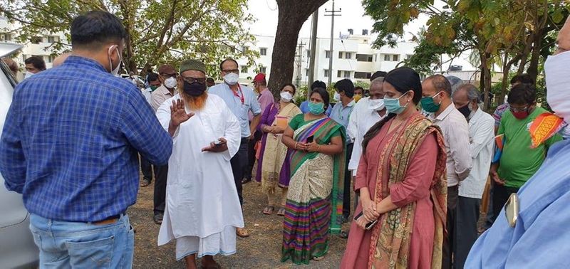 ದೇಶದಲ್ಲಿ ಕೊರೋನಾ ವೈರಸ್ ಮಹಾಮಾರಿ ಅಬ್ಬರ ಕಡಿಮೆಯಾಗುತ್ತಿಲ್ಲ. ಬೆಳಗಾವಿ ಜಿಲ್ಲೆಯ ಹಿರೇಬಾಗೇವಾಡಿ ಗ್ರಾಮವೊಂದು ಮಹಾಮಾರಿಗೆ ತೀವ್ರವಾಗಿ ತತ್ತರಿಸಿದೆ.
