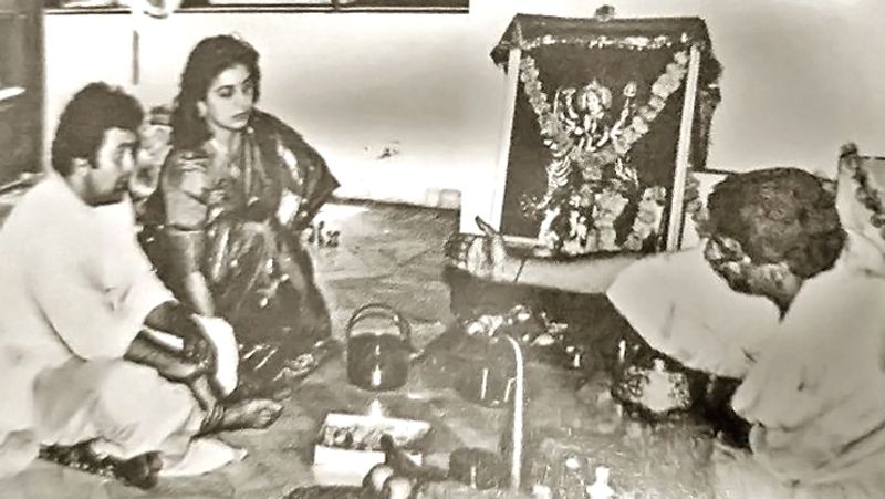 1991 में दशहरे के मौके पर बंगले कृष्णा राज में गृह प्रवेश की पूजा के दौरान ऋषि कपूर और नीतू कपूर।