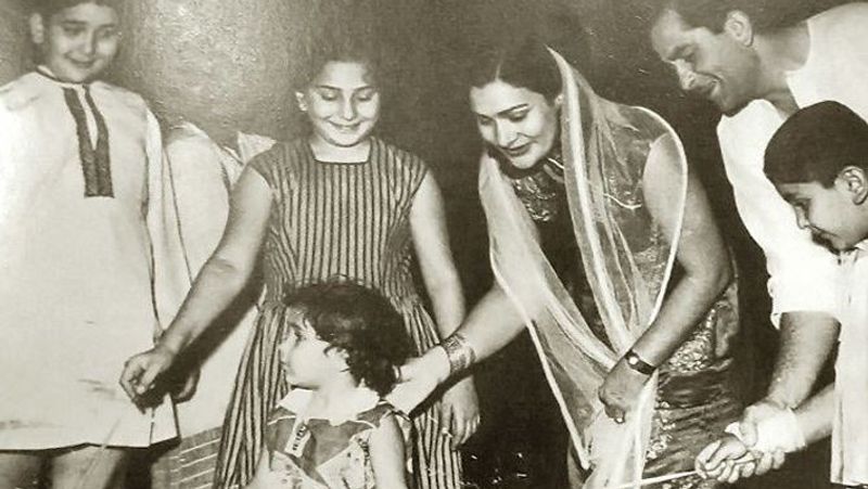 भाई रणधीर, बहन ऋतु, रीमा, मां कृष्णा और पापा राज कपूर के साथ ऋषि कपूर (दाएं)।