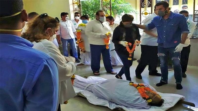ऋषि कपूर के अंतिम संस्कार के दौरान नीतू कपूर, बेटा रणबीर और भाई राजीव कपूर।