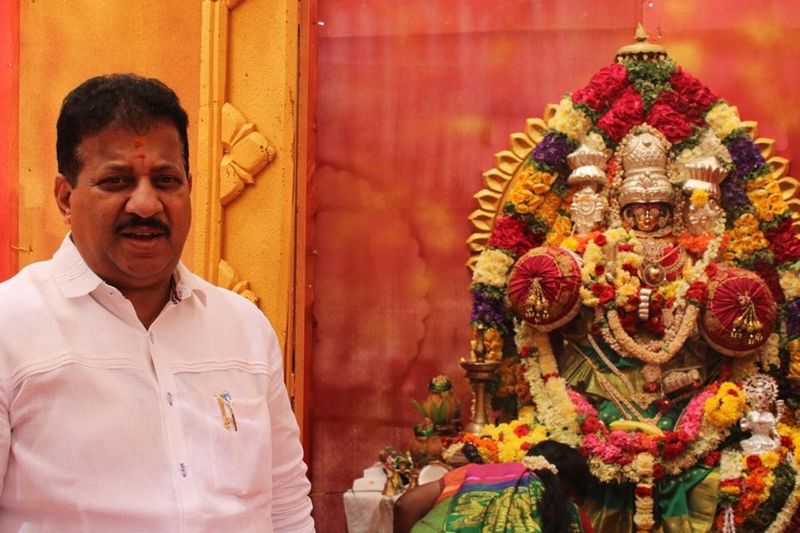 ಸಿಎಂ ರಾಜಕೀಯ ಕಾರ್ಯದರ್ಶಿ ಎಸ್ ಆರ್ ವಿಶ್ವನಾಥ್ ಅವರು ಯಡಿಯೂರಪ್ಪ ಅವರಿಗೆ ಹಸುಗಳ ಕೊಡುಗೆ ನೀಡಿದ್ದಾರೆ.