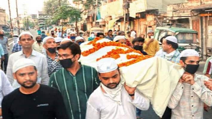 fasting Muslim men gave shoulders to hindu priests bier during lockdown in meerut kpt fasting Muslim men gave shoulders to hindu priests bier during lockdown in meerut kpt
