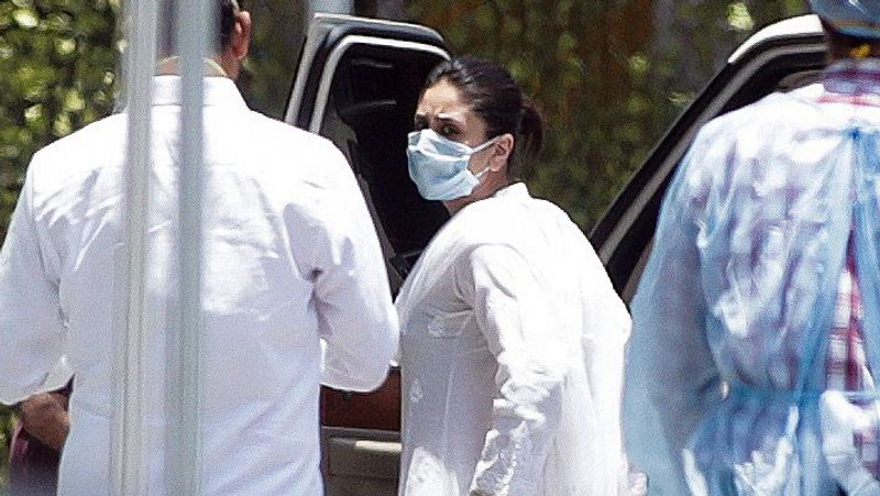 चाचा ऋषि कपूर के अंतिम संस्कार में शामिल हुई करीना कपूर।