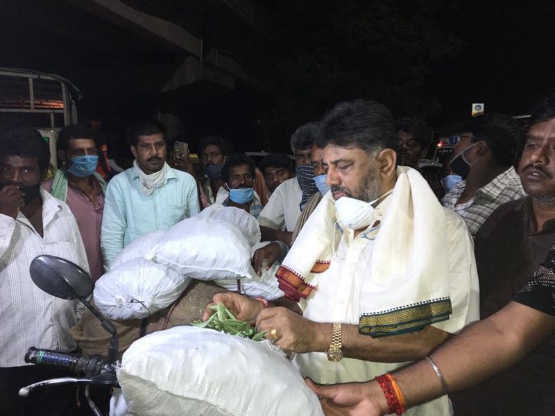 ಹೊಸಕೋಟೆ, ಕೋಲಾರ, ಮಾಲೂರು, ಚಿಂತಾಮಣಿ, ಚಿಕ್ಕಬಳ್ಳಾಪುರ, ದೇವನಹಳ್ಳಿ ಮತ್ತಿತರ ಕಡೆಯಿಂದ ಆಗಮಿಸಿದ್ದ ರೈತರು