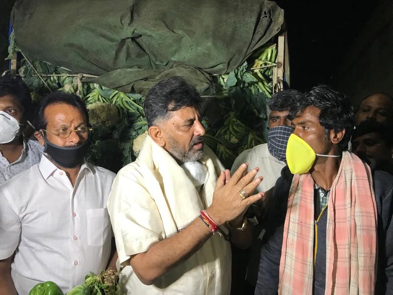 ರೈತರು ತರಕಾರಿ, ಹಣ್ಣು, ಹೂವು ಉತ್ಪನ್ನಗಳನ್ನು ತಂದು ಮಾರಾಟ ಮಾಡಲು ಅವಕಾಶ ನೀಡದ ಅಧಿಕಾರಿಗಳು