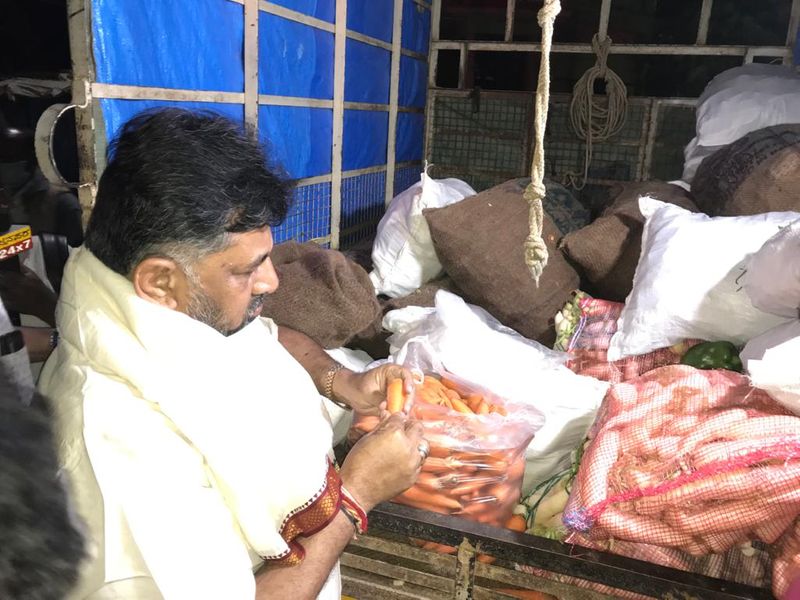 ರೈತರ ವಾಹನಗಳನ್ನು ತಡೆದು ಅಧಿಕಾರಿಗಳು ತೊಂದರೆ ಕೊಡುತ್ತಿದ್ದಾರೆ ಎಂದು ಆರೋಪಿಸಿದ ಡಿ.ಕೆ. ಶಿವಕುಮಾರ್ 