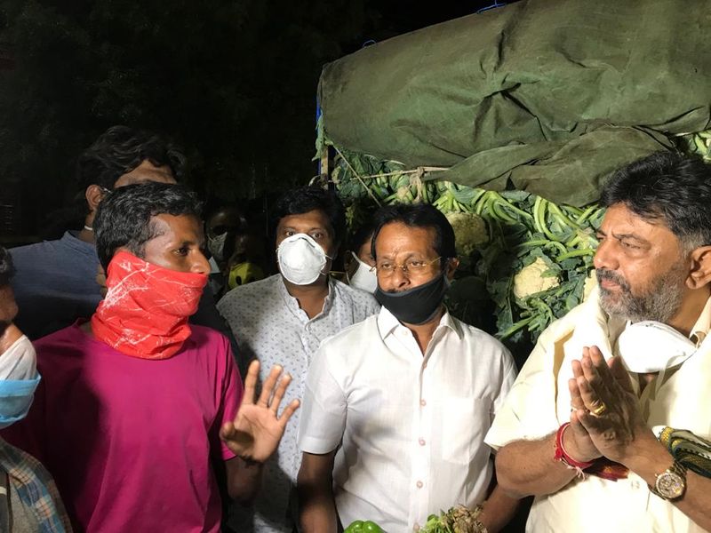 ಕೆ.ಆರ್. ಪುರಂ ಮಾರುಕಟ್ಟೆ ಸಮೀಪ ಮಧ್ಯರಾತ್ರಿ 12.15 ಗಂಟೆ ಭೇಟಿ ನೀಡಿ ರೈತರು ಸಮಸ್ಯೆ ಆಲಿಸಿದ ಡಿ.ಕೆ. ಶಿವಕುಮಾರ್