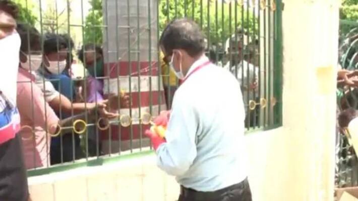 migrant labours scrambled for food in up video viral migrant labours scrambled for food in up video viral