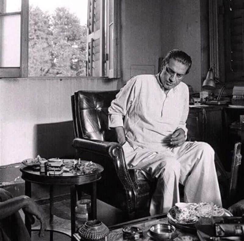 বাংলা বইয়ের প্রচ্ছদ আঁকতে আঁকতেই ফিল্মমেকিংয়ের দিকে ঝুঁকতে থাকেন তিনি।