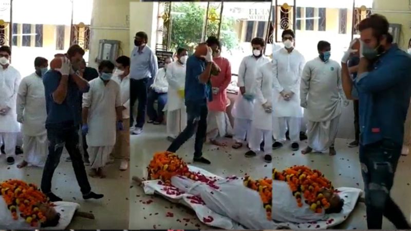 নেট দুনিয়ায় ছড়িয়ে পড়েছে ঋষি কাপুরের একাধিক ছবি। মৃত্যুর আগের মুহূর্ত থেকে শুরু করে শেষকৃত্য, বাদ পড়েনি কিছুই।