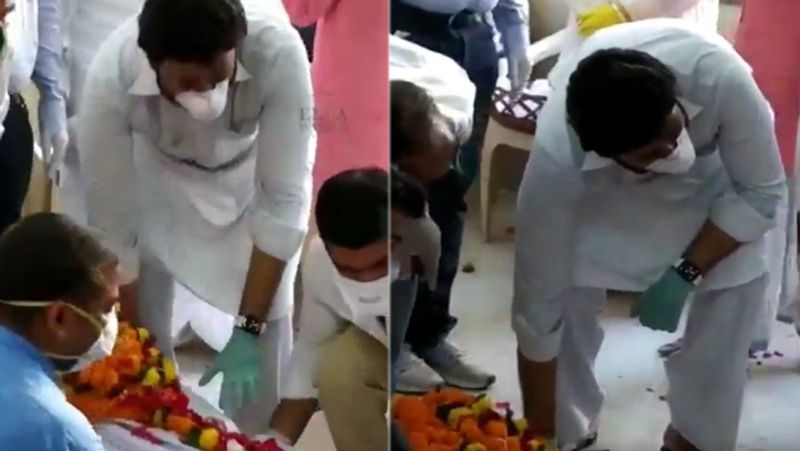 সেই ফুলেই সেজে উঠেছিলেন এদিন ঋষি কাপুর। পুরোহিতের কথা মত কলস কাঁধে নেওয়া থেকে মুখাগ্নি, আচার মেনে সবই পালন করলেন রণবীর।