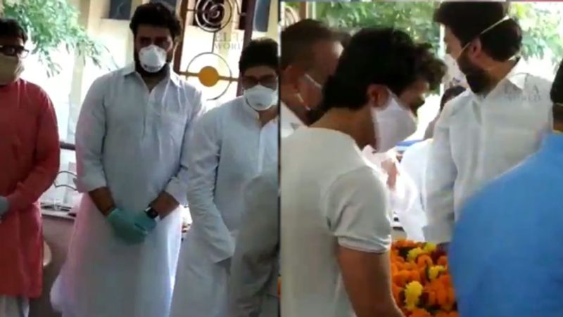 এদিন কাঁধে কাঁধ মিলিয়ে এদিন এগিয়ে এসেছিলেন অভিষেক বচ্চন। ঋষি কাপুরকে কাঁধ দেওয়া থেকে শুরু করে শেষকৃত্যের সমস্ত ব্যবস্থা করা, খামতি রাখেননি তিনি।