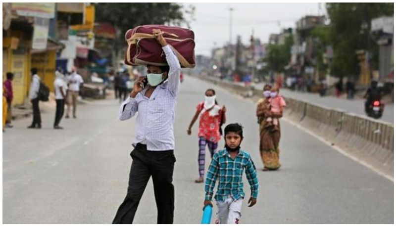 किशनगंज के निवासी नरेश बताते हैं कि उनकी बेटी को एनीमिया है जिसके कारण नियमित रूप से ब्लड की जरुरत पड़ती है। उन्होंने बताया, “लॉकडाउन के समय बेटी के लिए ए पॉजिटिव ब्लड चाहिए था। मैंने तमाम ब्लड बैंक में पता किया लेकिन कही नहीं मिला और अंत में मैंने सोचा क्यों न पुलिस को यह बात बताऊं, मैंने अपना यह दर्द पुलिस अधीक्षक आशीष जी को बताया और उन्होंने 2 घंटे के भीतर ब्लड की व्यवस्था करवा दी। पुलिस की मदद से मेरी बच्ची स्वस्थ है।“