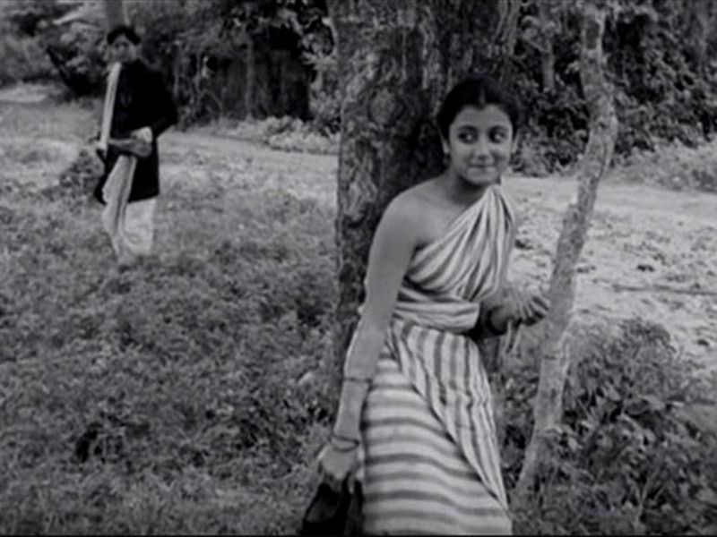 তিনকন্যাঃ তিনকন্যার শেষ ছবি সমাপ্তিতে প্রথম অপর্না সেন ও সৌমিত্র চট্টোপাধ্যায় অভিনয় করেছিলেন। ১৯৬১ সালে মুক্তি পেয়েছিল এই ছবি।