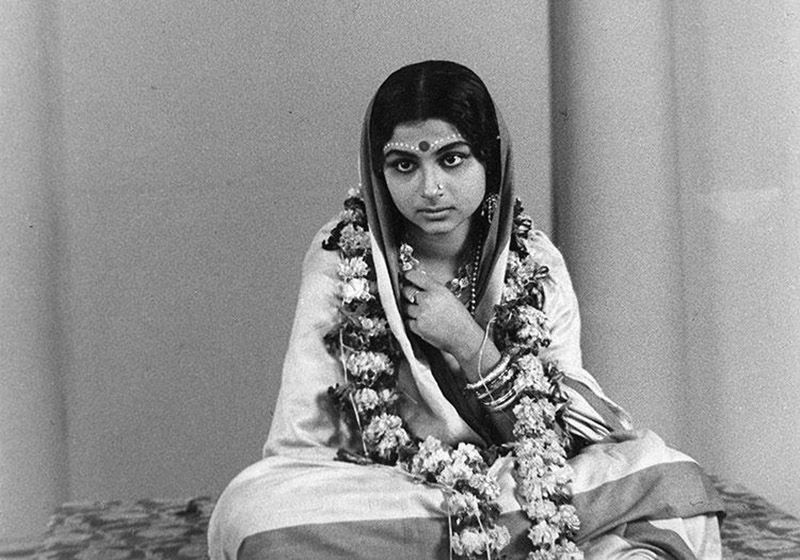 দেবীঃ শর্মিলা ঠাকুরের সঙ্গে সৌমিত্র চট্টোপাধ্যায়ের এটি দ্বিতীয় ছবি। মুক্তি পেয়েছিল ১৯৬০ সালে। চরিত্রের নাম ছিল উমাপ্রসাদ।