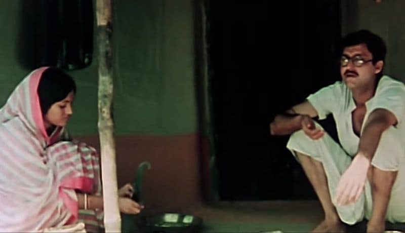অশনি সংকেতঃ এ এক অনবদ্য ছবি। ১৯৭৩ সালে তৈরি এই ছবি আজও টলিউডের সম্পদ। সৌমিত্র চট্টোপাধ্যায়কে এই ছবিতে এক অন্য লুকে পেয়েছিলেন দর্শকেরা।