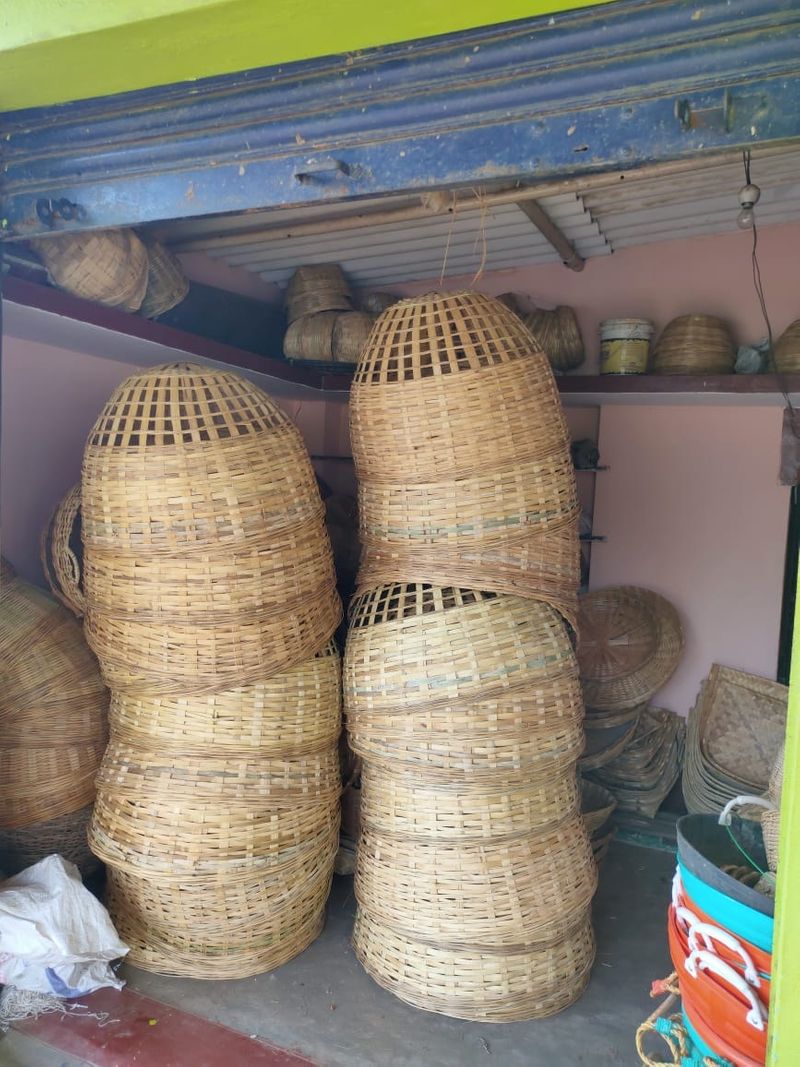 ಆದರೆ ಲಾಕ್ಡೌನ್ನಿಂದಾಗಿ ಗಡಿಯ ಚೆಕ್ಪೋಸ್ಟ್ಗಳು ಬಂದ್ ಆಗಿರುವುದರಿಂದ ಬಿದಿರು ತರಲು ಸಮಸ್ಯೆಯಾಗಿದೆ. ಕೆಲವರು ಸಾಲ ಮಾಡಿ ಬಿದಿರನ್ನು ಈ ಹಿಂದೆ ತಂದಿದ್ದು, ಅದರಲ್ಲಿ ವಿವಿಧ ಬಗೆಯ ಪರಿಕರಗಳನ್ನು ಮಾಡಿಟ್ಟಿದ್ದಾರೆ.