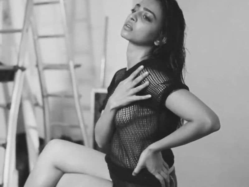 Actress Radhika Apte Sitting on London Street Photo Going Viral