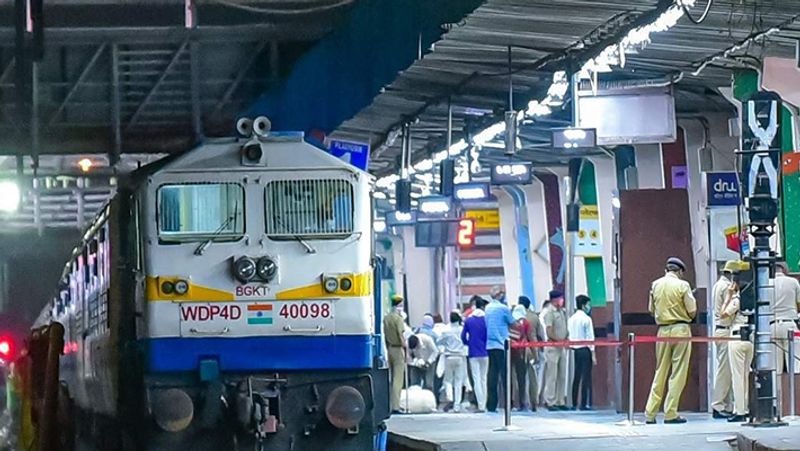 <p style="text-align: justify;">ರೈಲು ಸೇವೆ ಸ್ಥಗಿತಗೊಳ್ಳುವ ಮೊದಲು ಊರು ಸೇರಲು ವಲಸೆ ಕಾರ್ಮಿಕರು ಚಡಪಡಿಸುತ್ತಿದ್ದಾರೆ. ಇತ್ತ ಮೋದಿ ಸಭೆ ಮಾಹಿತಿ ತಿಳಿಯುತ್ತಿದ್ದಂತೆ ಹಲವು ರಾಜ್ಯದ ವಲಸೆ ಕಾರ್ಮಿಕರು ಇದೀಗ ಊರಿನತ್ತ ಮುಖಮಾಡಿದ್ದಾರೆ.</p>