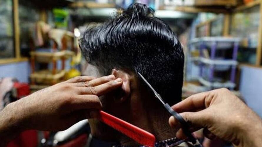 Barber in US who kept shop open during lockdown tests positive for