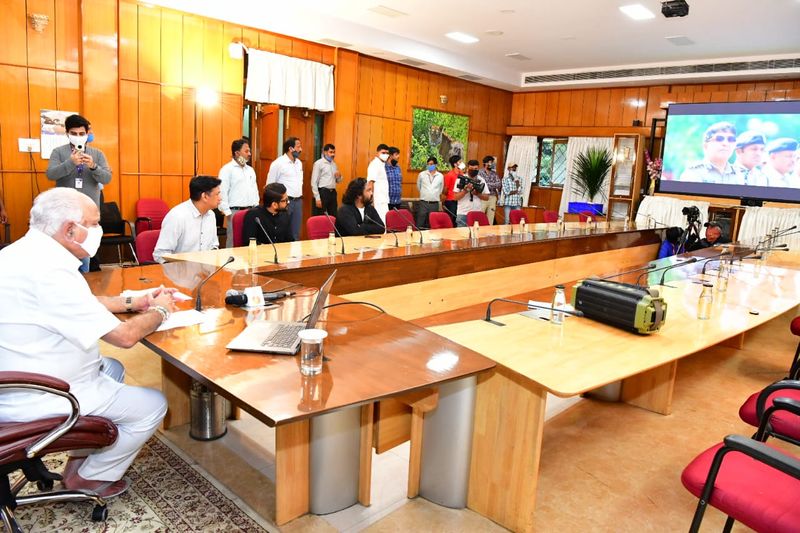 ಗೃಹ ಕಚೇರಿ ಕೃಷ್ಣಾ ದಲ್ಲಿ ಹಾಡು ಬಿಡುಗಡೆ ಮಾಡಿದ ಮುಖ್ಯಮಂತ್ರಿ ಬಿಎಸ್ ಯಡಿಯೂರಪ್ಪ 