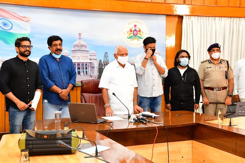ಕೋವಿಡ್ 19 ತಡೆಯಲು ಹಗಲಿರುಳು ಶ್ರಮಿಸುತ್ತಿರುವ ಪೊಲೀಸರ, ಆಸ್ಪತ್ರೆ ಸಿಬ್ಬಂದಿ ಸೇರಿದಂತೆ ವಾರಿಯರ್ಸ್ ಕುರಿತ ಹಾಡು