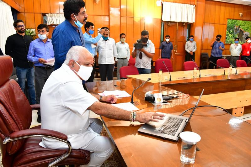 ಯೋಗರಾಜ್ ಭಟ್ ಜೊತೆ ಗಾಯಕ ವಿಜಯ್ ಪ್ರಕಾಶ್ ಹಾಗೂ ಸಂಗೀತ ನಿರ್ದೇಶಕ ಅರ್ಜುನ್ ಜನ್ಯ ಉಪಸ್ಥಿತಿ