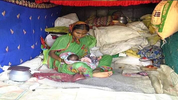 Woman Stay in Goods vehicle during LockDown in Dharwad Woman Stay in Goods vehicle during LockDown in Dharwad