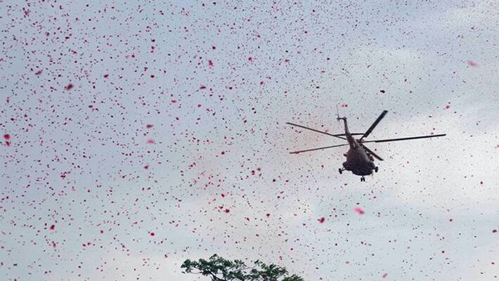 Aircraft Fly Over Delhi's Rajpath to Thank Covid-19 Warriors; SU-30 Adorn Sky Over Mumbai's Marine Drive Aircraft Fly Over Delhi's Rajpath to Thank Covid-19 Warriors; SU-30 Adorn Sky Over Mumbai's Marine Drive