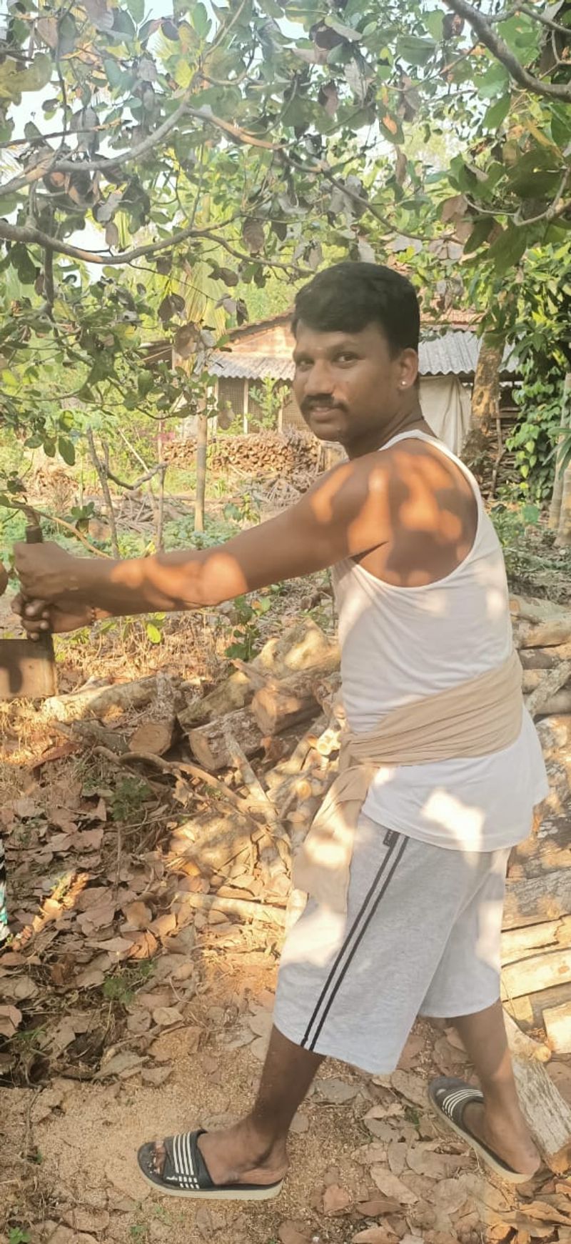 ಯಕ್ಷಗಾನ ರಂಗಸ್ಥಳದಲ್ಲಿ ಮುಂಡಾಸು ಸುತ್ತಿ ಪದ್ಯ ಹೇಳಲು ಕುಳಿತರೆ ಚಪ್ಪಾಳೆ ಸುರಿಮಳೆ. ರಂಗದಲ್ಲಿ ಪ್ರತಿ ವೇಷವನ್ನೂ ಕುಣಿಸುತ್ತಿದ್ದ ಬಡಗು ತಿಟ್ಟಿನ ಪೆರ್ಡೂರು ಮೇಳದ ಪ್ರಧಾನ ಭಾಗವತ ರಾಘವೇಂದ್ರ ಆಚಾರ್ ಜನ್ಸಾಲೆ ಈಗ ಲಾಕ್ಡೌನ್ ಕಾರಣಕ್ಕೆ ಮನೆಯಲ್ಲೇ ಇದ್ದಾರೆ.