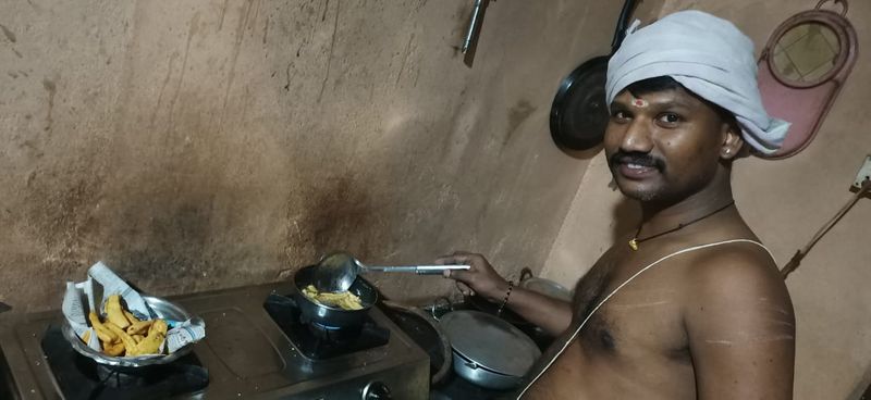 ಅನ್ನ, ಸಾಂಬಾರ್, ಪಲ್ಯ, ಪಾಯಸ ಸೇರಿದಂತೆ ವಿವಿಧ ಅಡುಗೆಯನ್ನು ಸ್ವಾದಿಷ್ಟವಾಗಿ ಮಾಡುವುದರಲ್ಲಿ ಕರಗತ ಎನ್ನುವ ರಾಘವೇಂದ್ರ ಆಚಾರ್ಯರು, ಈಗಲೂ ಪತ್ನಿ ಜೊತೆಗೆ ಅಡುಗೆಗೆ ಸಾಥ್ ನೀಡುತ್ತಾರೆ. ತಾನೇ ಕೈಯಾರೆ ಕೈರುಚಿ ಮಾಡುತ್ತಾರೆ. ಕನಿಷ್ಠ 25 ಮಂದಿಗೆ ಅಡುಗೆ ಸಿದ್ಧಪಡಿಸಬಲ್ಲೆ ಎನ್ನುತ್ತಾರೆ.