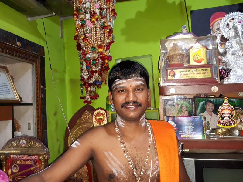 ದಿನವೂ ಸಂಜೆ ಹೊತ್ತು ಗರಗಸ ಹಿಡಿದುಕೊಂಡು ಮುರಿದುಬಿದ್ದ ಮರದ ರೆಂಬೆ, ಕೊಂಬೆಗಳನ್ನು ಕಡಿದು ಉರುವಲು ಮಾಡುತ್ತಿದ್ದಾರೆ. ಅದನ್ನು ತಲೆಯಲ್ಲಿ ಹೊತ್ತು ತಂದು ಮನೆಗೆ ಹಾಕುವುದು ಇವರೇ. ಲಾಕ್ಡೌನ್ ಆರಂಭದ ದಿನಗಳಲ್ಲಿ ತನ್ನ ಮನೆ ಕುಂದಾಪುರ ಸಮೀಪ ಜನ್ಸಾಲೆಯಲ್ಲಿ ಇದ್ದ ರಾಘವೇಂದ್ರ ಆಚಾರ್ಯರು ಈಗ ಪತ್ನಿಯ ಮನೆ ಹೆಮ್ಮಾಡಿಗೆ ಬಂದಿದ್ದಾರೆ.