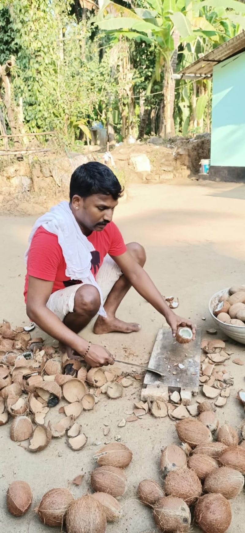 ಮೇಳದ ತಿರುಗಾಟದ ಬಳಿಕ ಮಳೆಗಾಲದಲ್ಲಿ ಮನೆಯಲ್ಲಿ ಹಂಡೆಗೆ ನೀರು ಹಾಕಿ ಒಲೆಗೆ ಬೆಂಕಿ ಹಾಕಿ ಸ್ನಾನಕ್ಕೆ ಸಿದ್ಧಪಡಿಸುವ ಕೆಲಸ ಮಾಡುತ್ತಿದ್ದ ರಾಘವೇಂದ್ರ ಆಚಾರ್ಯಗೆ ಮನೆ ಕೆಲಸ ಹೊಸದಲ್ಲ. ಮನೆಯಲ್ಲಿದ್ದಾಗ ಅಡುಗೆ ಇವರ ಅಚ್ಚುಮೆಚ್ಚಿನ ಹವ್ಯಾಸವಂತೆ.
