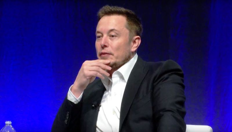 एलन मस्क का बचपन (Elon Musk Early Life)
एलन का जन्म 28 जून 1971 को हुआ है। उनके पिता इंजीनियर और पायलट थे और मां मॉडल थीं। एलन एक किताबों में डूबा रहने वाला बच्चा कहे जाते हैं। वो बचपन से ही बेहद होशियार थे। खेलने-कूदने की उम्र में वह दिन के 10 घंटे किताबों में ही घुसे रहते थे। आपको जानकार हैरानी होगी की एलन ने 8 साल की उम्र तक अपने स्कूल की लाइब्रेरी की लगभग सभी किताबें पढ़ डाली थीं। यहां तक कि इन्साइक्लोपीडिया भी। किताबों से वो ज्ञान जुटाते थे, रहस्यमयी बातों को जानने की कोशिश करते थे। एलन को बचपन से ही स्पेस यानि अंतरिक्ष में रूची रही है। 