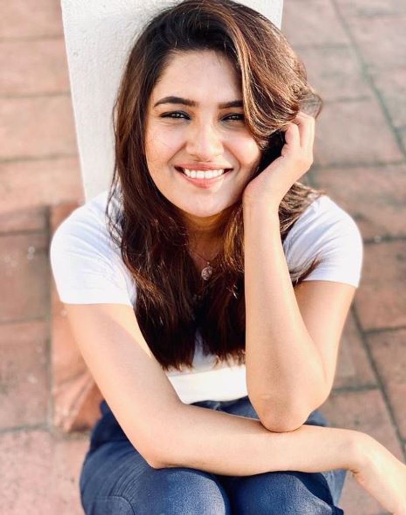 Vani Bhojan Beautiful Clicks 