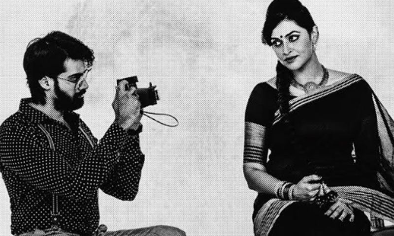 కథేంటి:ముప్పై ఏళ్ల భానుమతి (సలోని లూధ్రా) ఒక్కతే పీస్.. హైబ్రీడ్ పిల్ల.హైదరాబాద్ లోని ఓ కార్పోరేట్ కంపెనీలో సీనియర్ పొజీషన్ లో పని చేస్తూంటుంది. ఆమె తన బాయ్ ఫ్రెండ్రామ్ తో బ్రేక్ అప్ అయ్యి ఆ బాధలో ఉంటుంది. ఆమె తన సెల్ఫ్ రెస్పెక్ట్ తో జనాలని దూరంగా పెడుతూ, పొగరు అనుకునేలా బిహేవ్ చేస్తూ.. ఓ రకమైన మెకానికల్ జీవితాన్ని గడుపుతూంటుంది. సంతోషం నటిస్తుంటుందికానీ ఆమె జీవితంలో సంతోషంఉండదు.