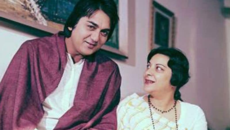 সময়ের সাথে সাথে ফের প্রেমে পড়লেন নার্গিস। সুনীল দত্তের হাত ধরে নতুন পথচলা শুরু অভিনেত্রীর।