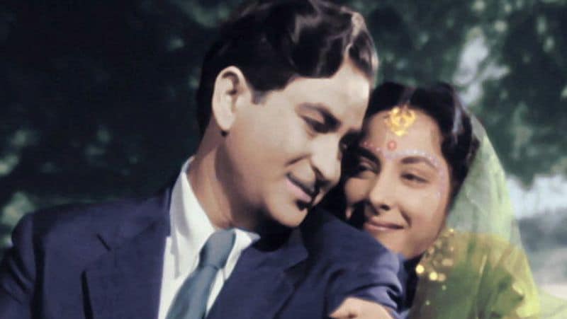 রাজ কাপুরের সঙ্গে সম্পর্কে ইতি টেনে মানসিক অবসাদে ভুগতেন নার্গিস। অ্যালেজেড লাভ আফেয়্যার নিয়ে বিতর্ক গড়িয়েছিল বহুদূর।
