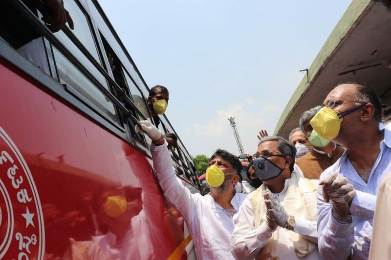 ಊಟ ತಿಂಡಿ, ನೀರಿನ ವ್ಯವಸ್ಥೆಯಿಲ್ಲದೇ ಕಾರ್ಮಿಕರು ಹೈರಾಣವಾಗಿ ಹೋಗಿದ್ದರು. ಆ ವೇಳೆ, ಕಾಂಗ್ರೆಸ್ ಮುಖಂಡರ ರಂಗ ಪ್ರವೇಶವಾಯಿತು.