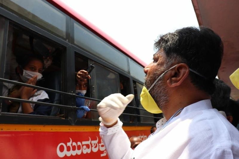 ಮೊದಲು, ದುಪ್ಪಟ್ಟು ಬಸ್ ದರ ನಿಗದಿ ಪಡಿಸಿ, ಆಮೇಲೆ ಪ್ರತಿಭಟನೆ ವ್ಯಕ್ತವಾದ ನಂತರ, ಅದನ್ನು ಇಳಿಸಿತ್ತು. ಸಾವಿರಾರು ಸಂಖ್ಯೆಯಲ್ಲಿ ಜನರು ಮೆಜಿಸ್ಟಿಕ್ ಕಡೆ ಬಂದಿದ್ದರಿಂದ, ವಲಸೆ ಕಾರ್ಮಿಕರ ಪಾಡು ಹೇಳತೀರದಾಗಿತ್ತು.