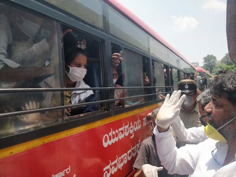ಡಿಕೆಶಿ, ಸಿದ್ದರಾಮಯ್ಯ, ಎಚ್.ಕೆ.ಪಾಟೀಲ್, ದಿನೇಶ್ ಗುಂಡೂರಾವ್, ಪ್ರಿಯಾಂಕ್ ಖರ್ಗೆ, ಸಲೀಂ ಅಹಮದ್ ಆದಿಯಾಗಿ, ಪ್ರಮುಖ ಮುಖಂಡರು, ಕಾರ್ಮಿಕರ ಯೋಗಕ್ಷೇಮ ವಿಚಾರಿಸಿದರು.
