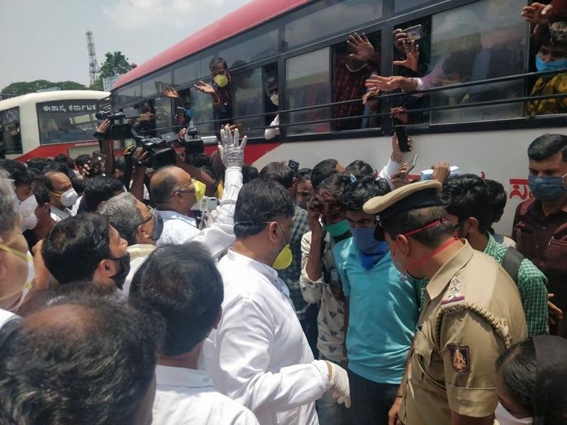 ಈ ವೇಳೆ ಕಾರ್ಮಿಕರಿಗೆ ಆಹಾರ, ನೀರು ವಿತರಿಸಿ ಅವರಿಗೆ ಧೈರ್ಯ ತುಂಬಿ ಆರಾಮಾಗಿ ಹೋಗಿ ಎಂದು ಬೀಳ್ಕೊಟ್ಟರು.