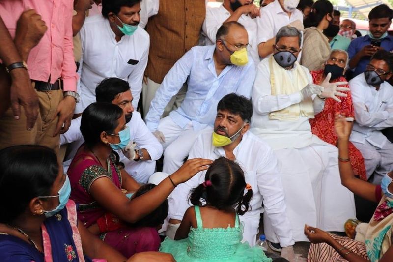 ಮೊದಲ ಕಾರ್ಮಿಕರಿಗೆ ಯಾವುದೇ ರೀತಿಯಾಗಿ ಸ್ಪಂದಿಸದ ಕಾರಣ ಖುದ್ದು ರಾಜ್ಯ ಕಾಂಗ್ರೆಸ್ನ ಘಟಾನುಘಟಿ ನಾಯಕರು ಕೆಂಪೇಗೌಡ ಬಸ್ ನಿಲ್ದಾಣಕ್ಕೆ ಭೇಟಿ ಕೊಟ್ಟು ಕೆಎಸ್ ಆರ್ ಟಿಸಿ ಬಸ್ ನಲ್ಲಿ ಪ್ರಯಾಣಿಸುತ್ತಿರುವ ಪ್ರಯಾಣಿಕರ ಸಮಸ್ಯೆಗಳನ್ನು ಖುದ್ದು ಆಲಿಸಿದರು.