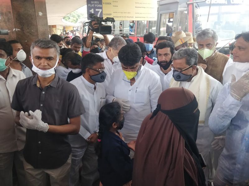ರಾಜಧಾನಿಯಿಂದ ವಲಸೆ ಕಾರ್ಮಿಕರನ್ನು ಅವರವರ ಊರಿಗೆ ಕಳುಹಿಸುವ ವ್ಯವಸ್ಥೆಯನ್ನು ರಾಜ್ಯ ಸರಕಾರ ಸರಿಯಾಗಿ ನಿಭಾಯಿಸದೇ ವಿರೋಧ ಪಕ್ಷ ಕಾಂಗ್ರೆಸ್ಸಿಗೆ ಪ್ರಬಲ ಅಸ್ತ್ರವನ್ನು ತಾನಾಗಿಯೇ ಉಡುಗೊರೆ ನೀಡಿದೆ.