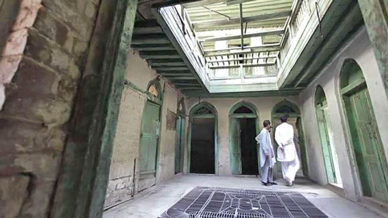 তাঁর কাকা শশী কাপুর তাঁকে নিয়ে গিয়েছিলেন এই বাড়িতে। এক সাক্ষাৎকারে সেই কথা জানিয়ে ছিলেন ঋষি কাপুর।