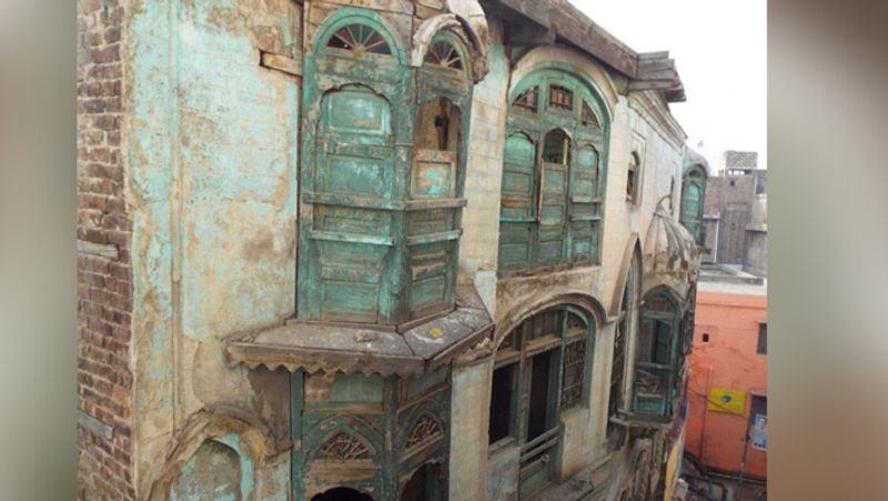 বাড়িটির চারপাশ দোকান দিয়ে ছিল ঘেরা। তবে এই সুন্দর হাভেলিতে ছিল মোটের ওপর ৪০ থেকে ৫০ টা ঘর।