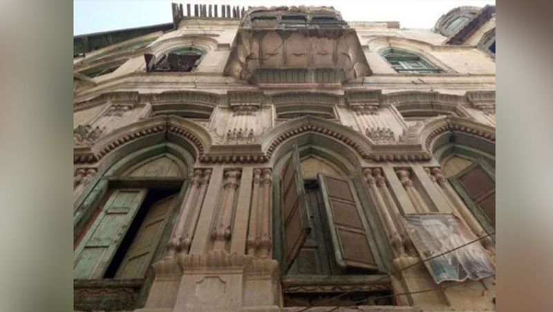 পৃথ্বীরাজ কাপুরের বাবা তৈরি করেছিলেন এই বাড়িটি। এই বাড়িটা পরিচিত ছিল কাপুর হাভেলি হিসেবে।