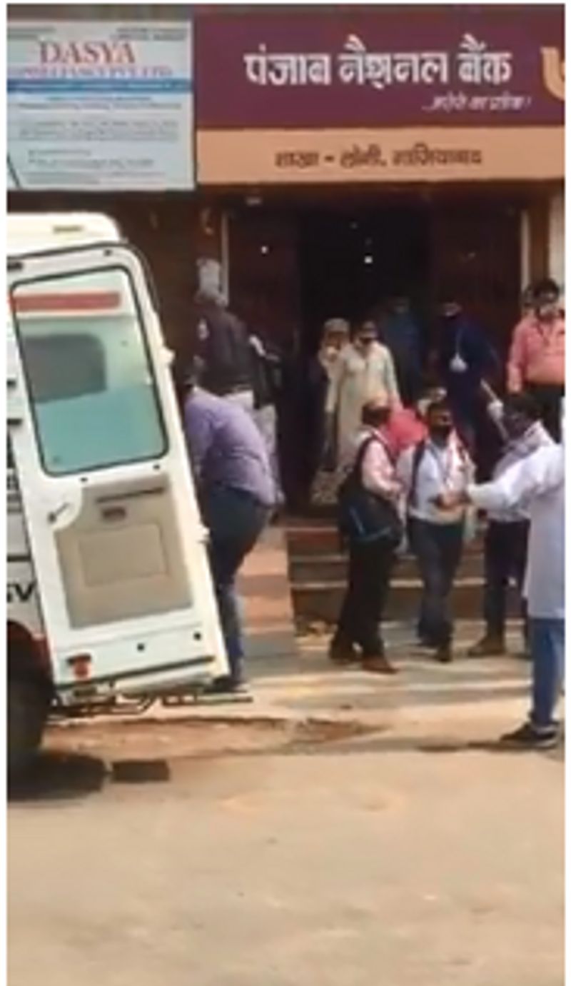 इस बैंक में मिलेगा कम ब्याज
एसबीआई के बाद देश के दूसरे सबसे बड़े सरकारी बैंक पीएनबी ने बैंक में जमा बचत पर वार्षिक ब्याज की दरें बदल दी हैं। बैंक ने वार्षिक ब्याज दर को 0.50% घटाकर 3.25% कर दिया है। नई दरें 30 जून से लागू हो गई हैं। इस बारे में बैंक ने वेबसाइट पर संशोधित ब्याज दरों की जानकारी भी साझा की है। 