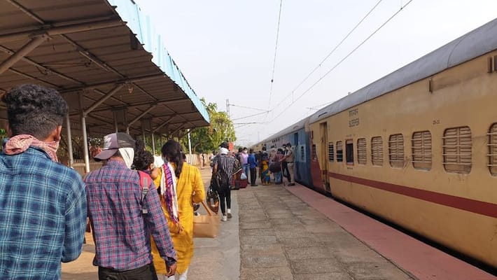 Jobless for over a month, migrant labourers struggle to arrange Rs 1000 fare to return home Jobless for over a month, migrant labourers struggle to arrange Rs 1000 fare to return home